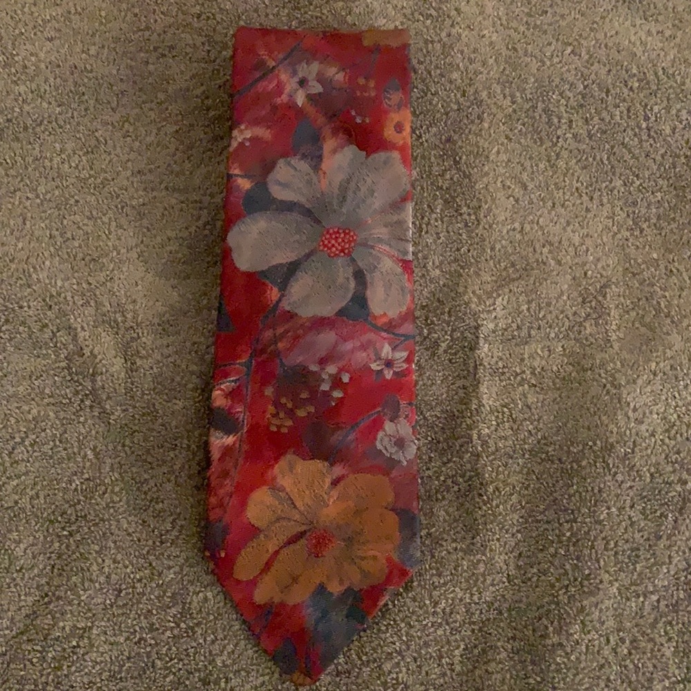 Editions by Van Heusen tie. 100% Polyester.